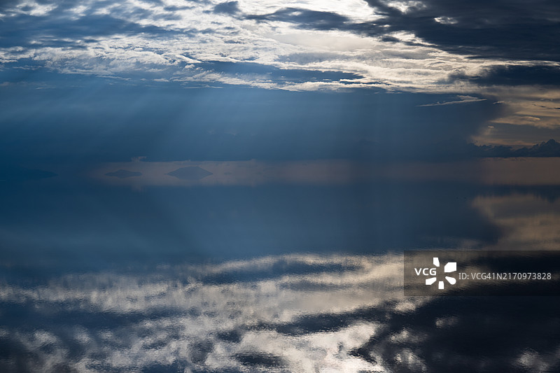 逼近乌尤尼盐湖的雷暴图片素材