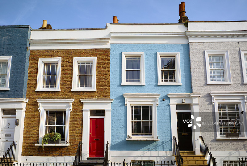 伦敦诺丁山的彩色传统排屋图片素材