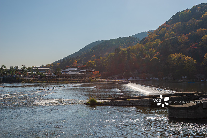 日本京都岚山保津川色彩斑斓的秋季美景图片素材