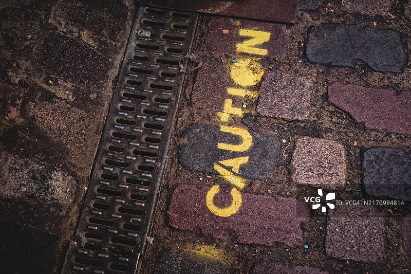 路面砖上的警示语图片素材