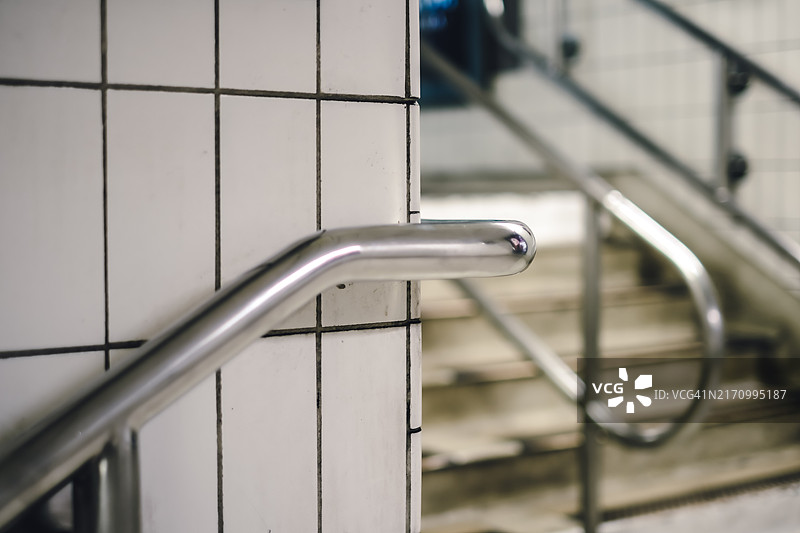 地铁走廊的栏杆和楼梯图片素材