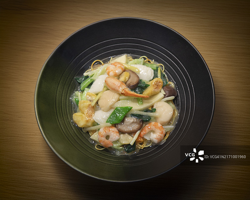 黑盘海鲜炒面（增强照明）图片素材