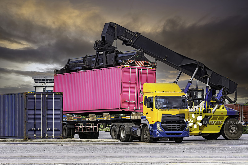 叉车装载集装箱到货运火车图片素材