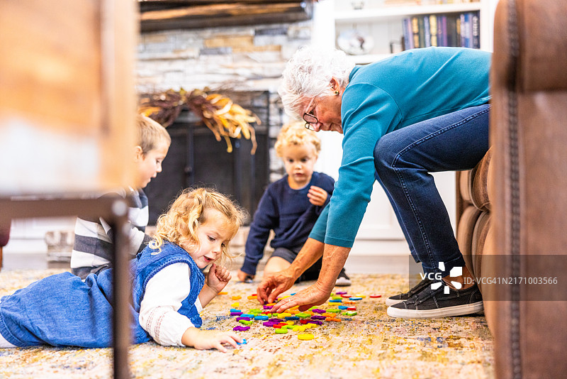 奶奶在家教育孙子孙女图片素材