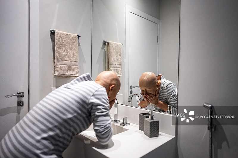 成熟的女性在家浴室洗脸图片素材