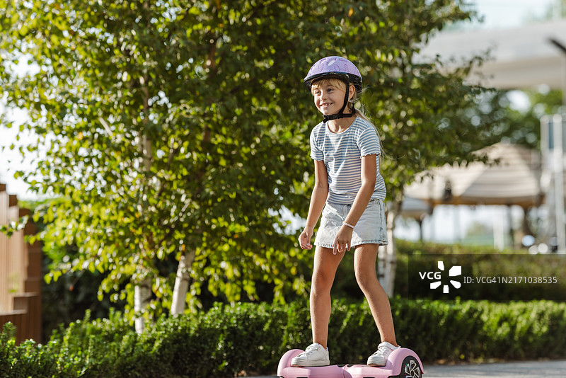 可爱的小女孩玩悬浮滑板图片素材