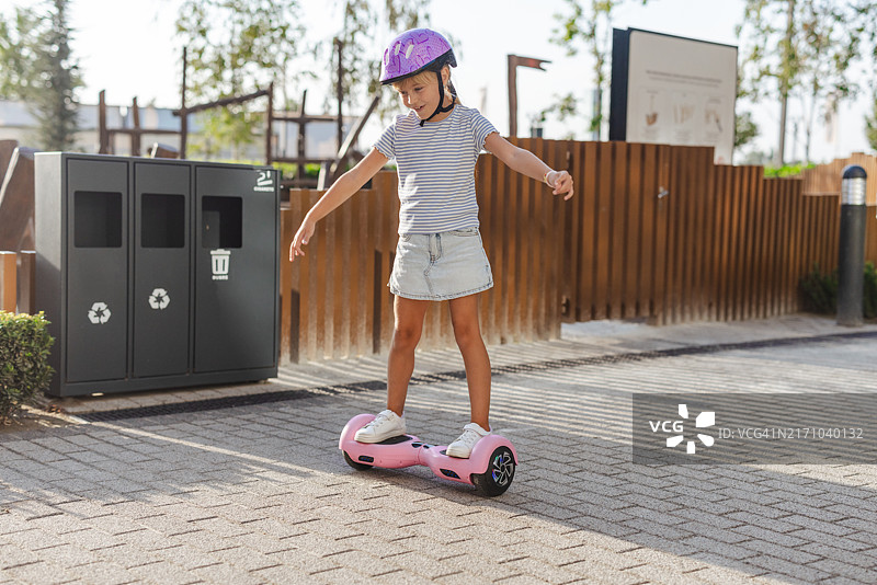 可爱的小女孩玩悬浮滑板图片素材