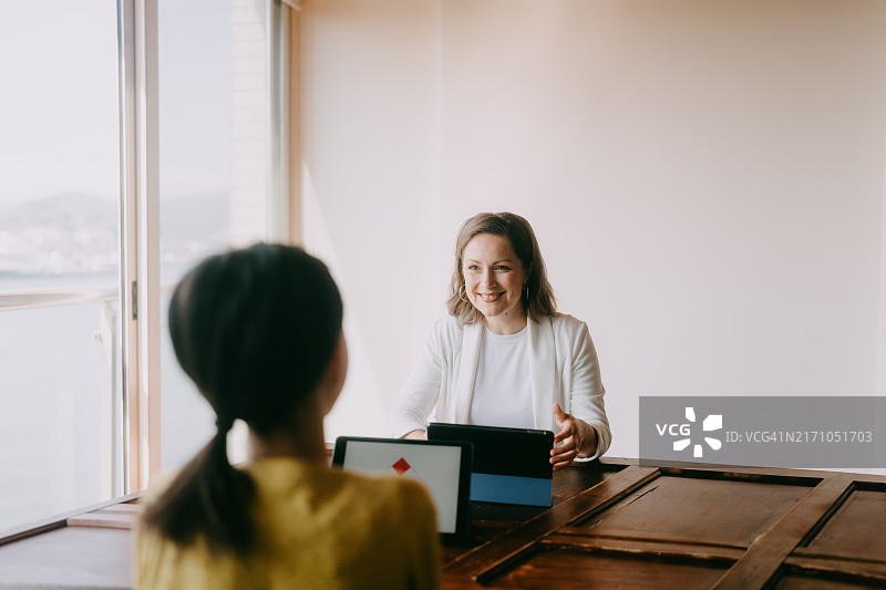 进行儿童咨询和治疗的女治疗师图片素材