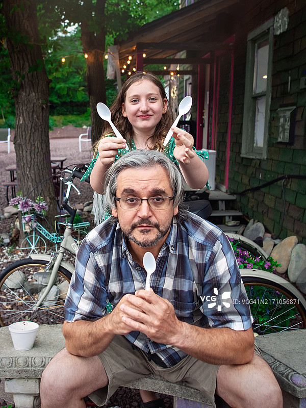 在乡村波科诺斯咖啡馆，53岁的父亲和他10岁的女儿之间的快乐时光图片素材