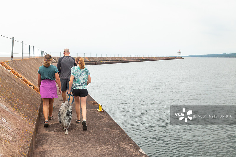 家庭在苏必利尔湖畔的双港码头图片素材