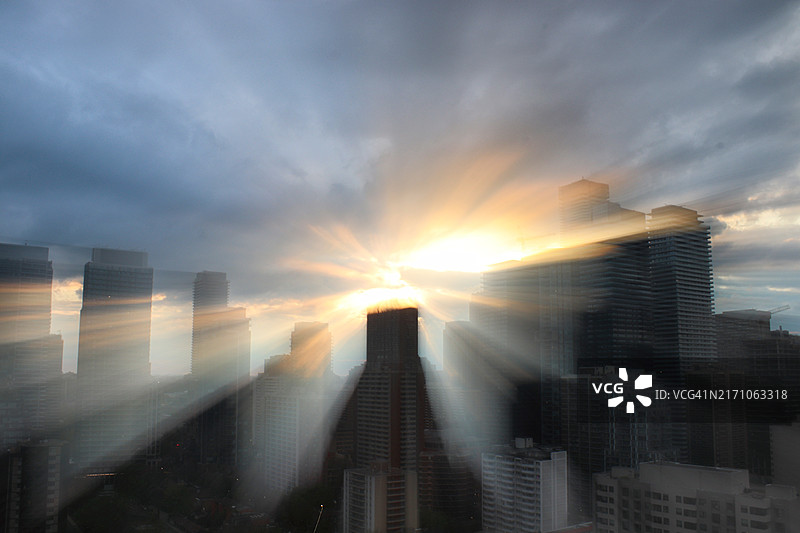 城市日落灯光秀图片素材