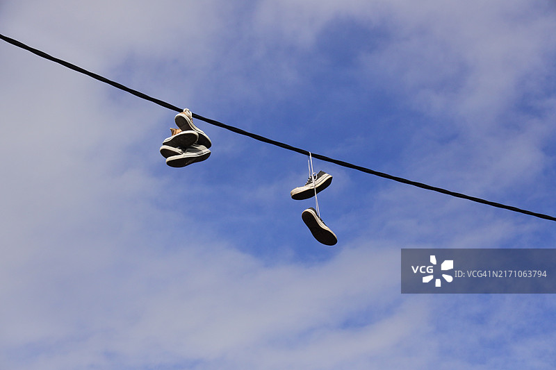 挂在电线上的两双鞋图片素材