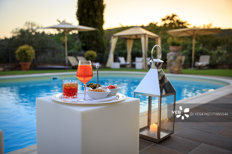 泳池边的奢华开胃酒图片素材