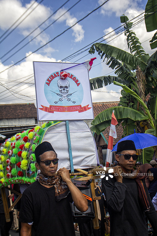 具有彩色装饰和服饰的文化游行图片素材