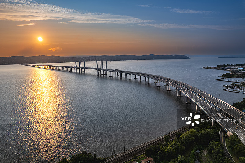 哈德逊河上马里奥·库莫大桥的日落航拍图片素材