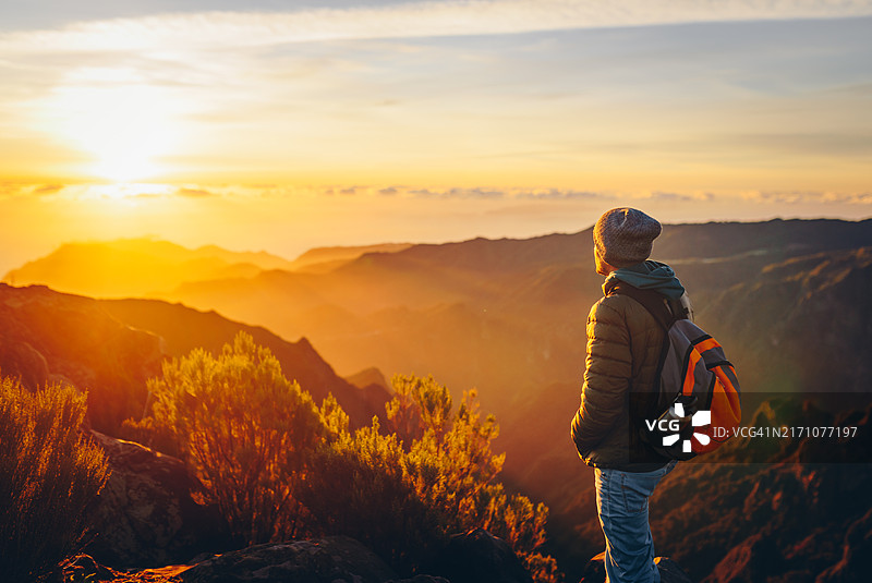 徒步者在马德拉岛迎接太阳图片素材