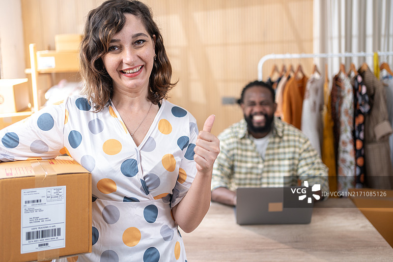 男人和女人在网上商店购物图片素材