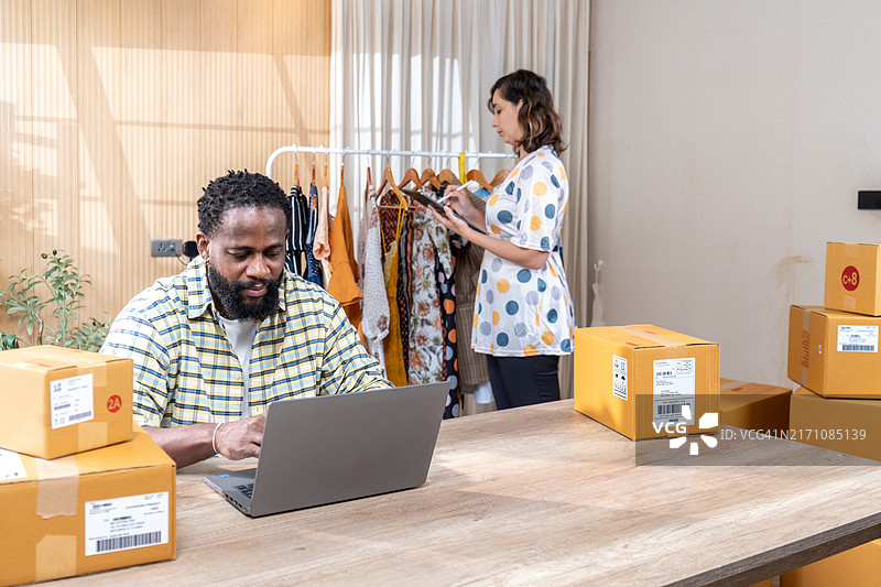 男人和女人在网上商店购物图片素材