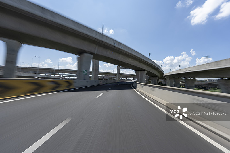 在城市高架道路上高速行驶图片素材