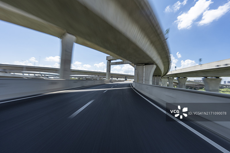 在城市高架道路上高速行驶图片素材