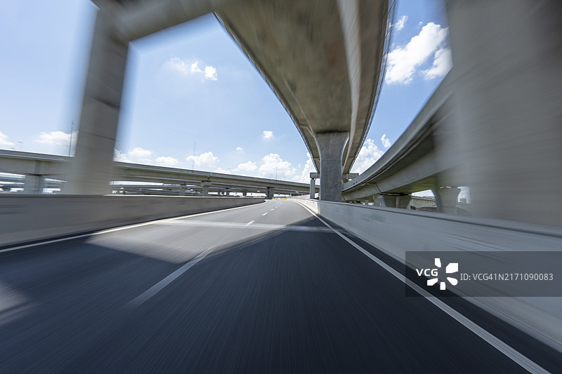 在城市高架道路上高速行驶图片素材