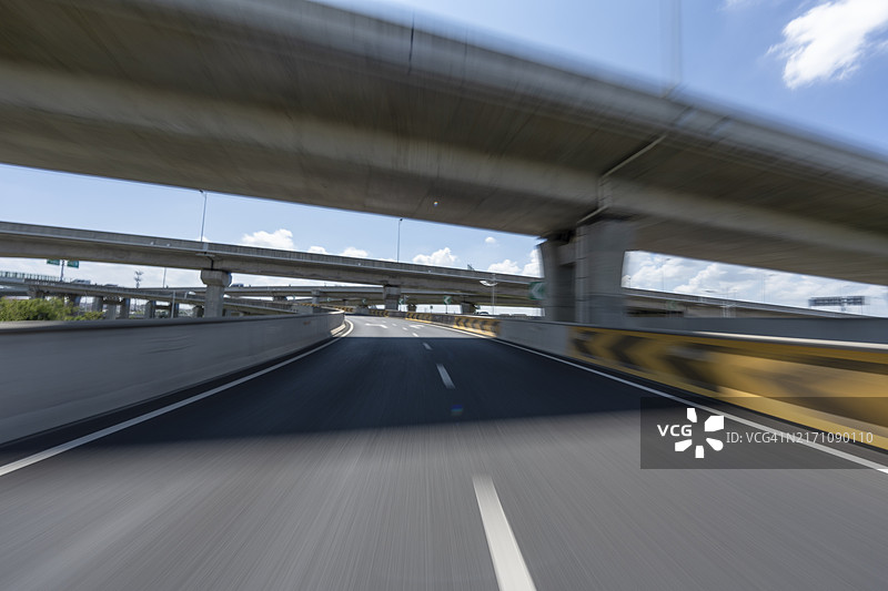 在城市高架道路上高速行驶图片素材