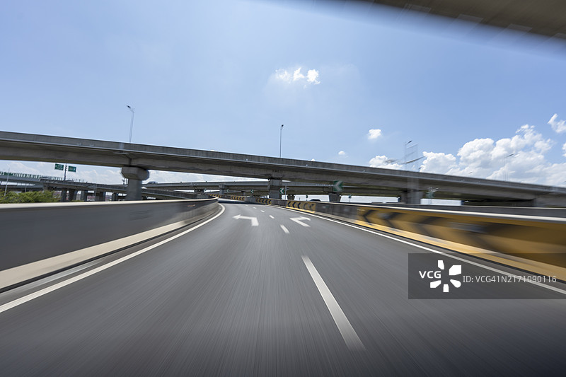 在城市高架道路上高速行驶图片素材