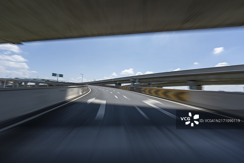 在城市高架道路上高速行驶图片素材