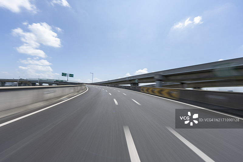 在城市高架道路上高速行驶图片素材