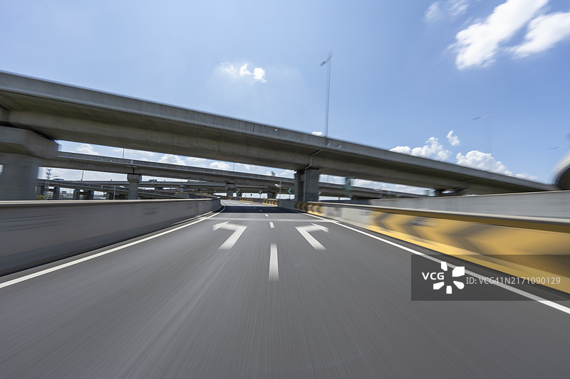 在城市高架道路上高速行驶图片素材