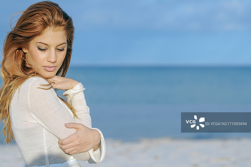 海滩上的梦幻女人图片素材