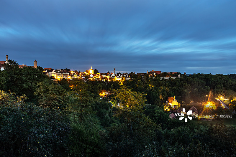 旅游目的地：陶伯河上的罗滕堡古镇夜景（德国巴伐利亚州）图片素材