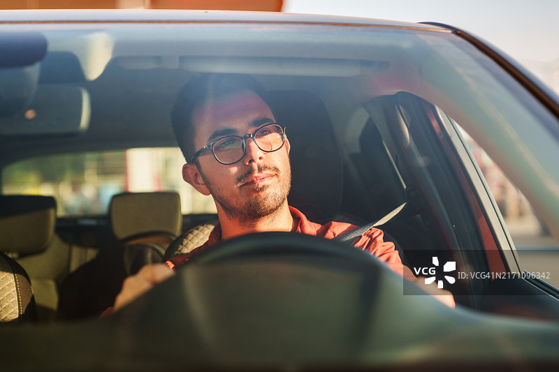 透过汽车挡风玻璃看到的司机肖像图片素材