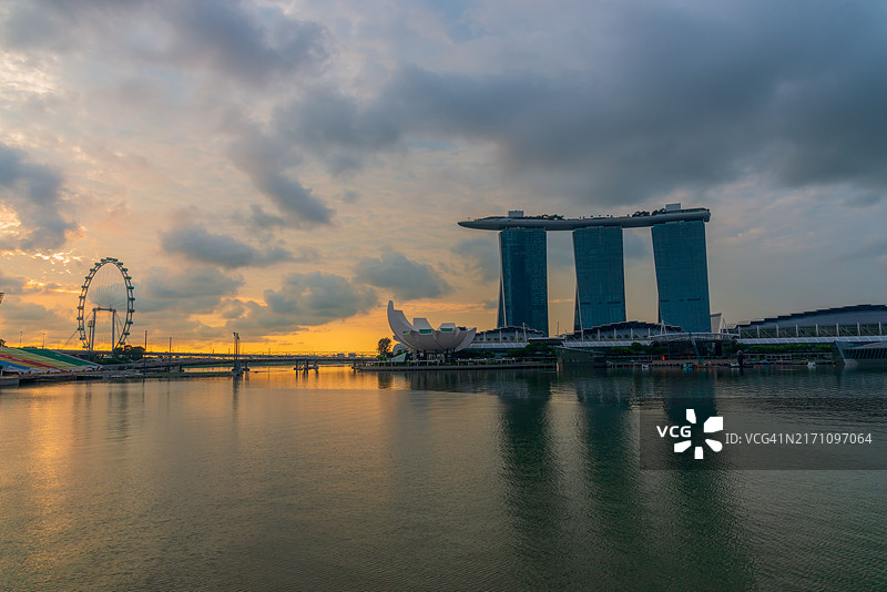 新加坡海湾日出时分的美丽清晨景色图片素材