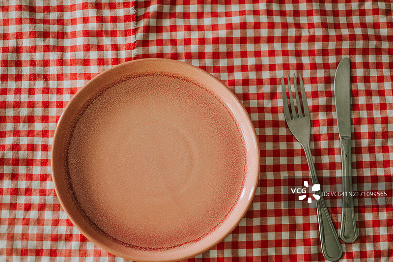 美丽的陶瓷空桌/秋天/秋天在红色格子桌布图片素材