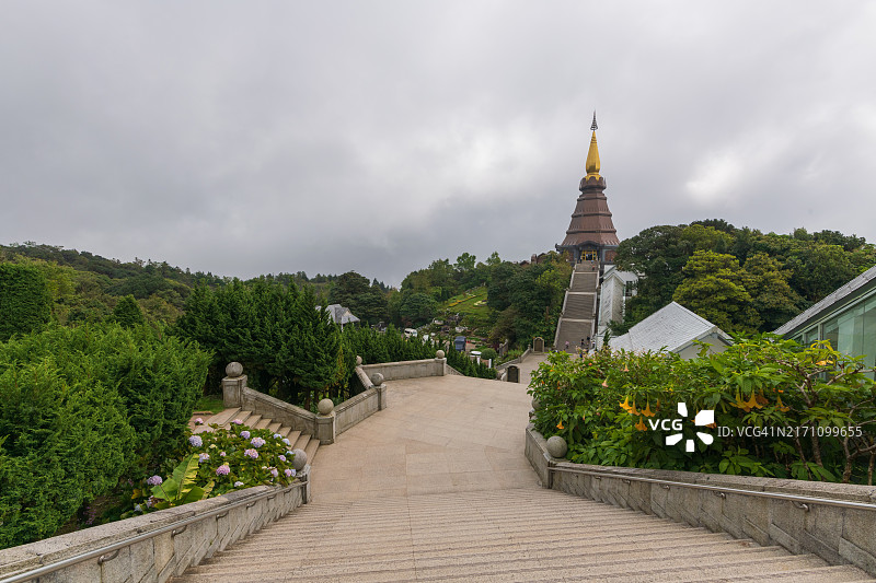 茵他侬山佛塔图片素材