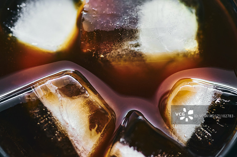 冷饮表面冰块的微距镜头图片素材