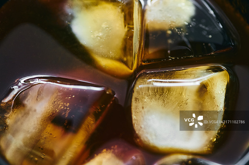 冷饮表面冰块的微距镜头图片素材