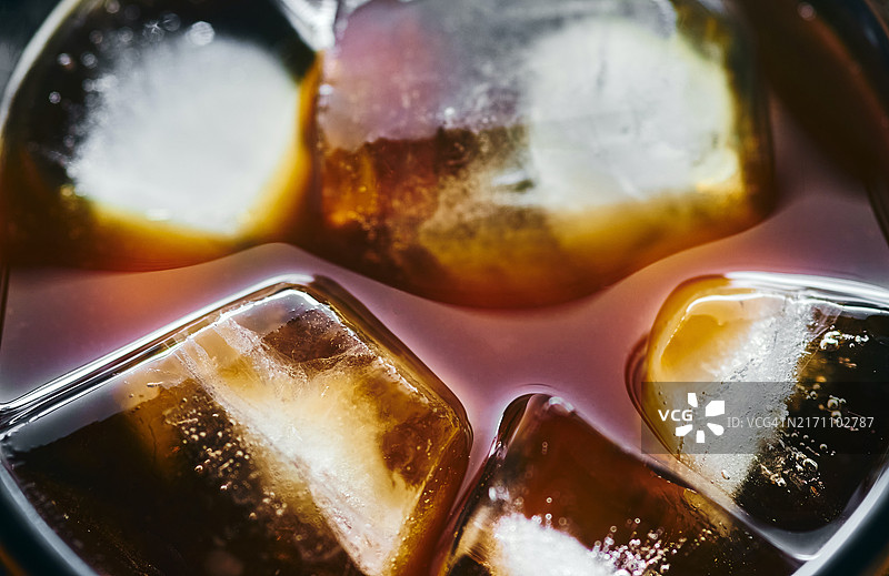 冷饮表面冰块的微距镜头图片素材