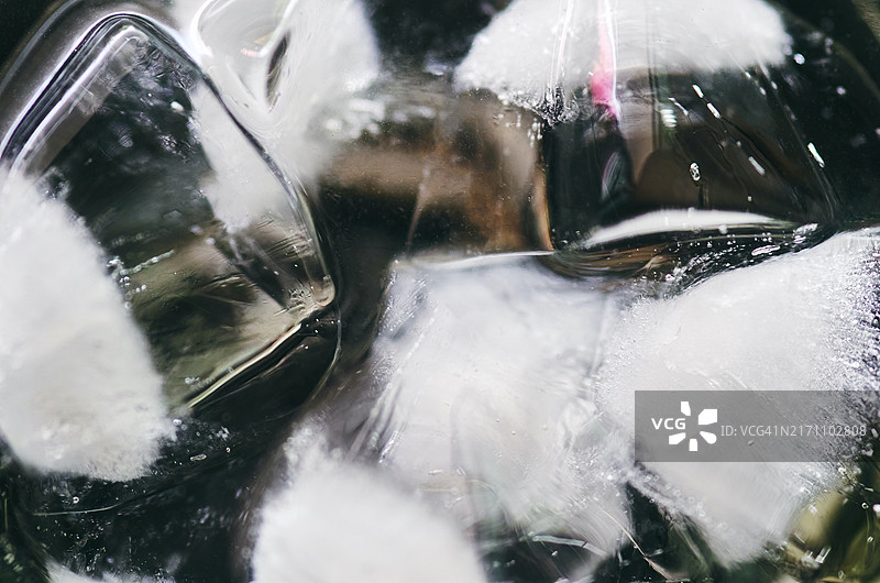 冷饮表面冰块的微距镜头图片素材