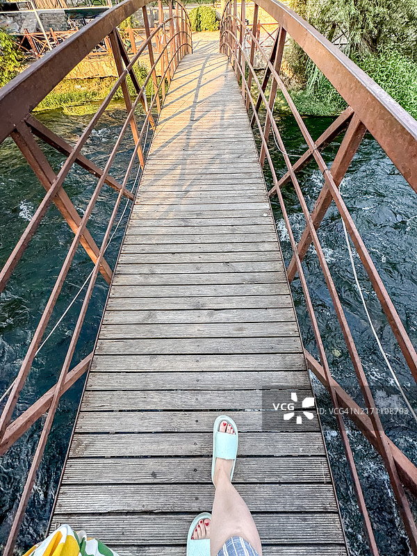 迪den河上的人行桥，俯视角度，脚和桥梁，旅行和手机摄影图片素材