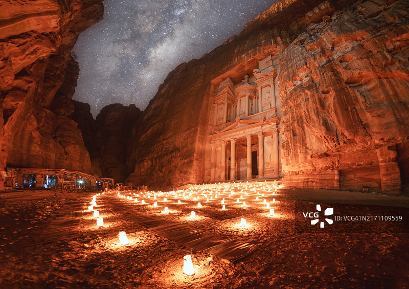 星空下的约旦佩特拉古城卡兹尼神殿图片素材