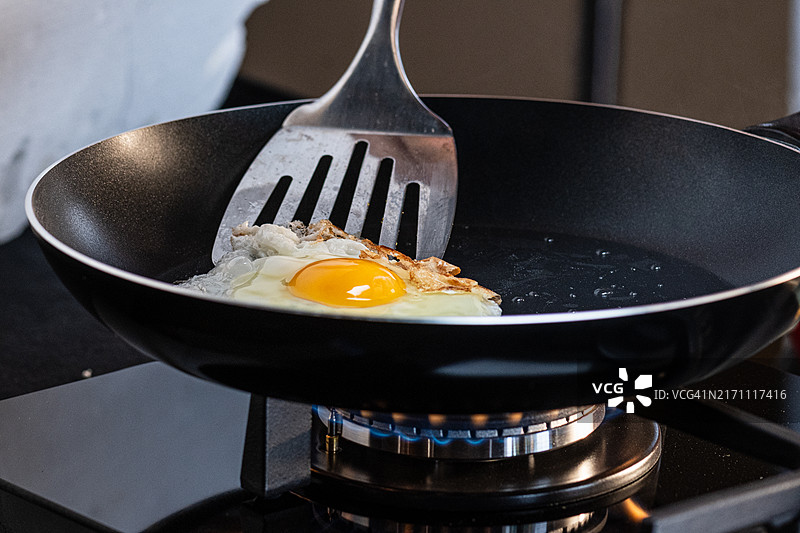 煤气灶上煎锅里的鸡蛋图片素材