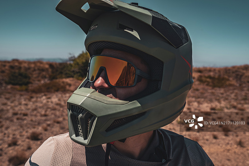 全套装备的摩托车越野赛车手特写图片素材