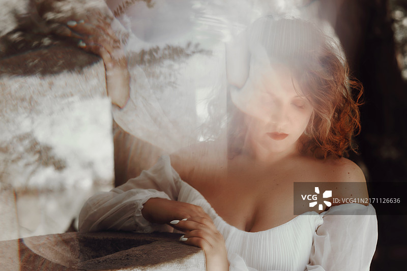 身穿白色礼服的年轻女子图片素材