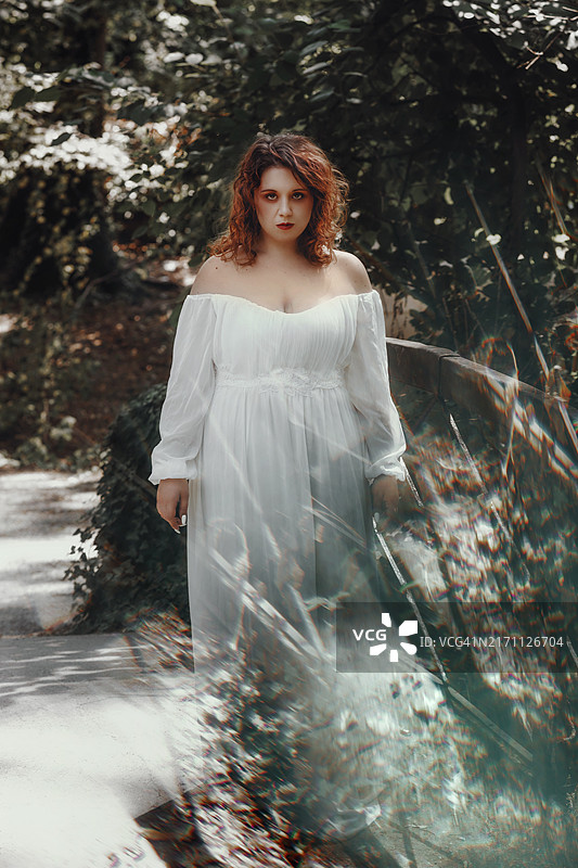 站在桥上看着镜头的年轻漂亮女人肖像，棱镜效果图片素材