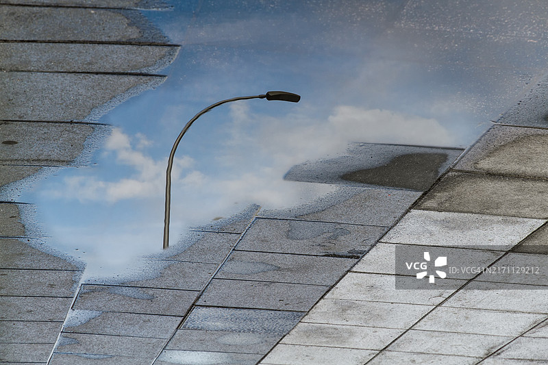 水坑中的路灯倒影图片素材