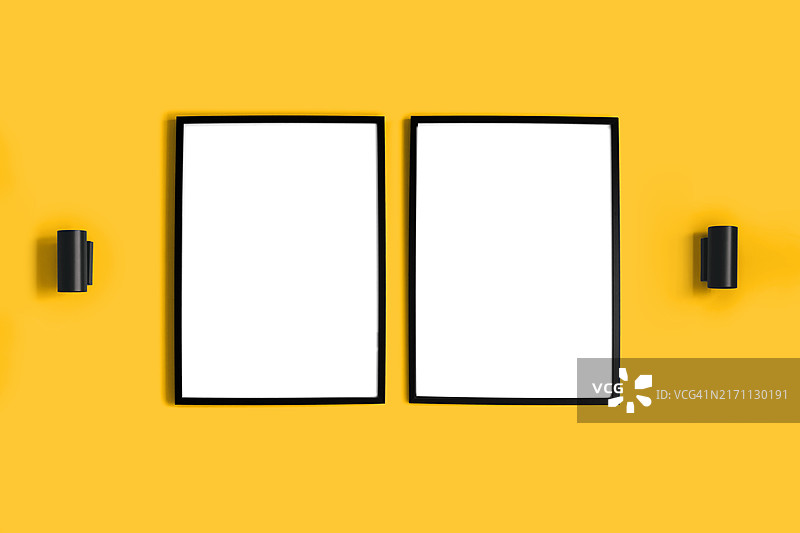 明亮的黄色墙壁上带有孤立白色画布和黑色灯具的两张空白图片。具有设计空间的简约模型图片素材