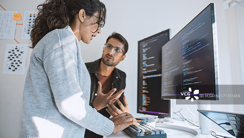 西班牙裔拉丁美洲夫妇在家办公，共同进行软件编程图片素材