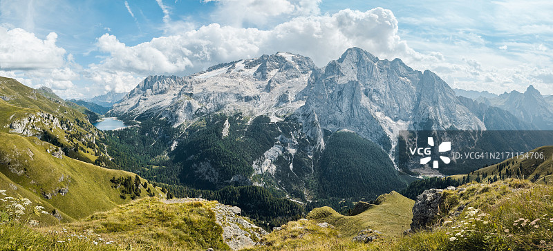 意大利多洛米蒂山马尔莫拉达冰川全景图片素材